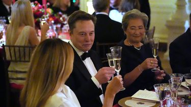 Elon Musk Brinda con la primera dama de Estados Unidos, Melania Trump, en la cena de Estado con el presidente Donald Trump y su homólogo chino Xi Jinping en la Sala Este de la Casa Blanca, el jueves 24 de septiembre de 2026, en Washington. (AP Foto/Alex Brandon)
