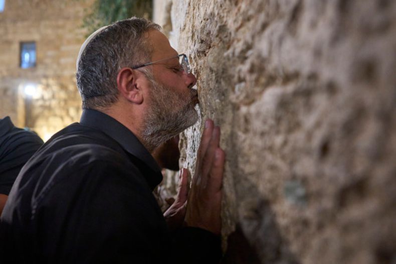 El ministro de Seguridad Nacional de Israel, Itamar Ben-Gvir, reza durante el ritual de luto de Tisha BAv en el Muro Occidental, el lugar más sagrado del judaísmo, en la Ciudad Vieja de Jerusalén, el miércoles 22 de julio de 2026. (Foto AP/Ohad Zwigenberg)