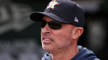 El mánager de los Astros de Houston, Joe Espada, observa hacia el terreno de juego previo a un partido de béisbol contra los Athletics, el 27 de septiembre de 2026, en West Sacramento, California. (Foto AP/Sara Nevis)