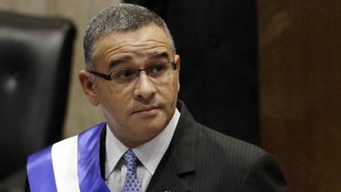 ARCHIVO - En esta foto de archivo del 1 de junio de 2012, el presidente de El Salvador, Mauricio Funes, acude a la Asamblea Nacional antes de su intervención para conmemorar su tercer aniversario en el cargo en San Salvador, El Salvador. Un tribunal condenó el lunes 29 de mayo de 2023 a 14 años de prisión al expresidente Funes por negociar con las pandillas. (AP Foto/Luis Romero, Archivo)
