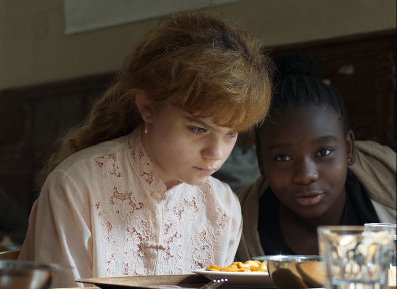 En esta imagen proporcionada por Tulip Pictures, Zelda Samson, izquierda, y Fanta Guirassy en una escena de El amor según Dalva. (Tulip Pictures vía AP)
