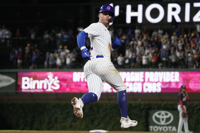 Nico Hoerner, de los Cachorros de Chicago, recorre las bases luego de batear un grand slam ante los Nacionales de Washington, el miércoles 19 de julio de 2023 (AP Foto/Nam Y. Huh)
