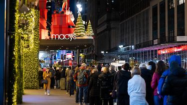 Una fila de compradores a la entrada de Macys en Nueva York el 28 de noviembre del 2025. (Angelina Katsanis/AFP)