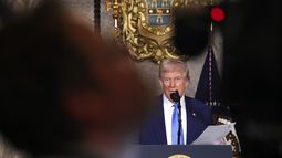 El presidente de EEUU, Donald Trump, habla en la finca Mar-a-Lago en Palm Beach, Florida, el martes 18 de febrero de 2025. (Pool vía AP)