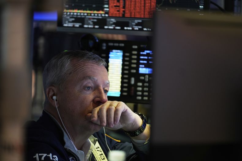Un operador bursátil en la sede de la Bolsa de Valores de Nueva York el 7 de abril del 2025. (AP foto/Seth Wenig)