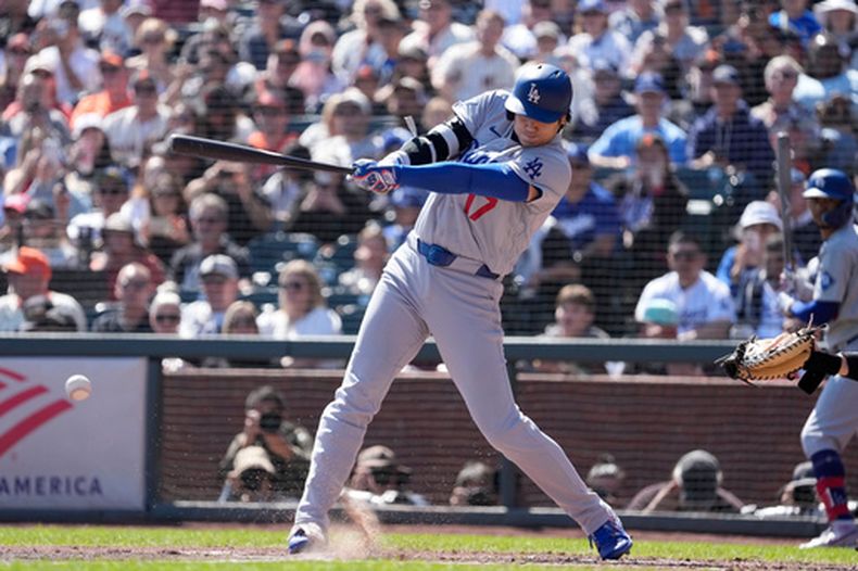 El bateador de los Dodgers de Los Ángeles, Shohei Ohtani, conecta un sencillo contra los Gigantes de San Francisco durante la tercera entrada de un partido de béisbol, el 27 de septiembre de 2026, en San Francisco. (Foto AP/Tony Avelar)