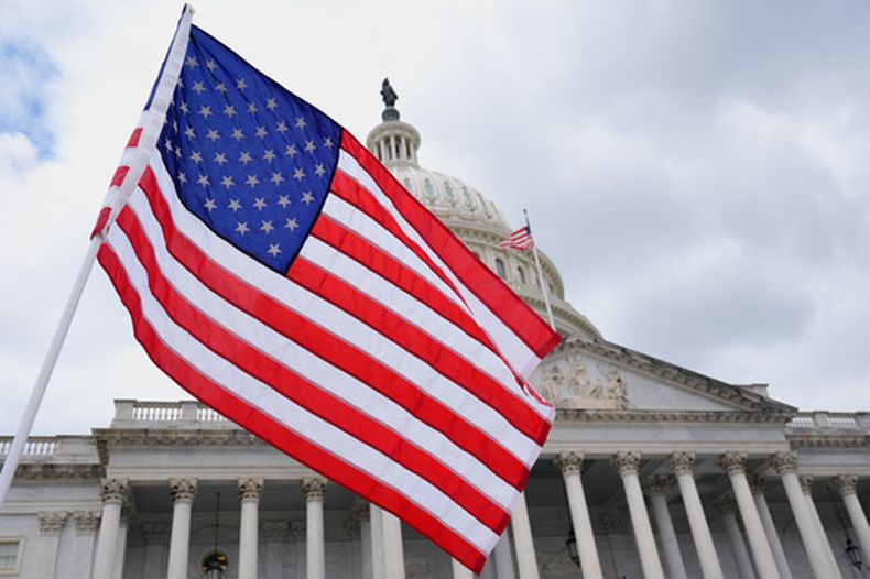 ARCHIVO – La bandera de Estados Unidos ondea frente al Capitolio, el 8 de junio de 2026, en Washington. (AP Foto/Mariam Zuhaib, Archivo)