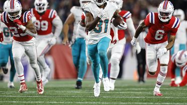 El corredor de los Dolphins de Miami Raheem Mostert corre para anotar un touchdown de 43 yardas en el cuarto periodo del encuentro ante los Patriots de Nueva Inglaterra el domingo 17 de septiembre del 2023. (AP Foto/Michael Dwyer)