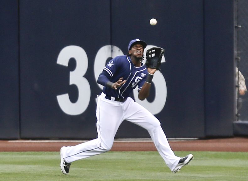 Cameron Maybin de los Padres de San Diego atrapa un elevado en el segundo inning ante los Mets de Nueva York el s&aacute;bado 19 de julio de 2014. (AP Foto/Lenny Ignelzi)