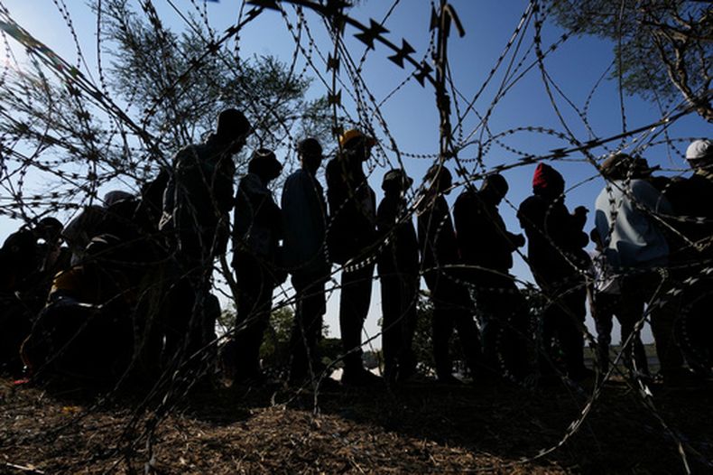 ARCHIVO – Migrantes de Malawi forman una fila para su deportación en un centro temporal, en Durban, Sudáfrica, el 18 de junio de 2026. (AP Foto/Themba Hadebe, Archivo)