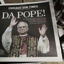 La primera plana del diario Chicago Sun-Times exclama ¡El papa! con el acento peculiar de la ciudad, en una tienda de comestibles el jueves 9 de mayo de 2025, en Mount Prospect, Illinois. (AP Foto/Nam Y. Huh)