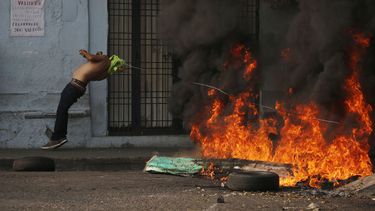 dos muertos en jornada para intentar meter ayuda a venezuela