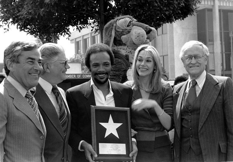 ARCHIVO - El músico Quincy Jones y su esposa, la actriz Peggy Lipton, sostienen la estrella de Jones que fue colocada en el Paseo de la Fama de Hollywood en Los Ángeles el 14 de marzo de 1980. (Foto AP/Barfield, archivo)