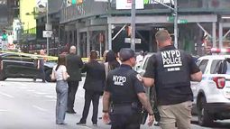 Esta imagen tomada de un video difundido por WABC muestra a agentes del Departamento de Policía de Nueva York en el lugar después de que policías balearon a una mujer que blandía dos enormes cuchillos de cocina, el lunes 31 de agosto de 2026, en Times Square, Nueva York. (WABC vía AP)