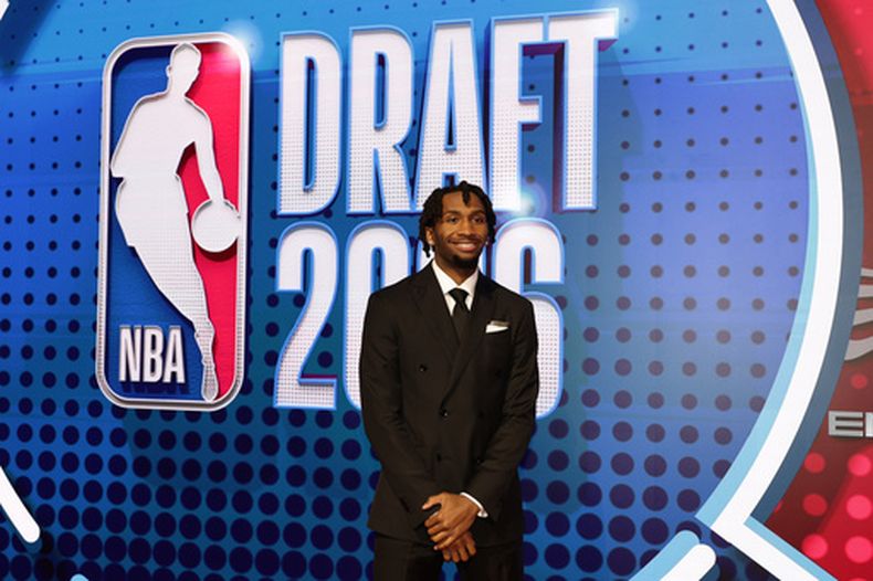 Darryn Peterson llega para la primera ronda del draft de baloncesto de la NBA, el martes 23 de junio de 2026, en Nueva York. (Foto AP/Adam Hunger)