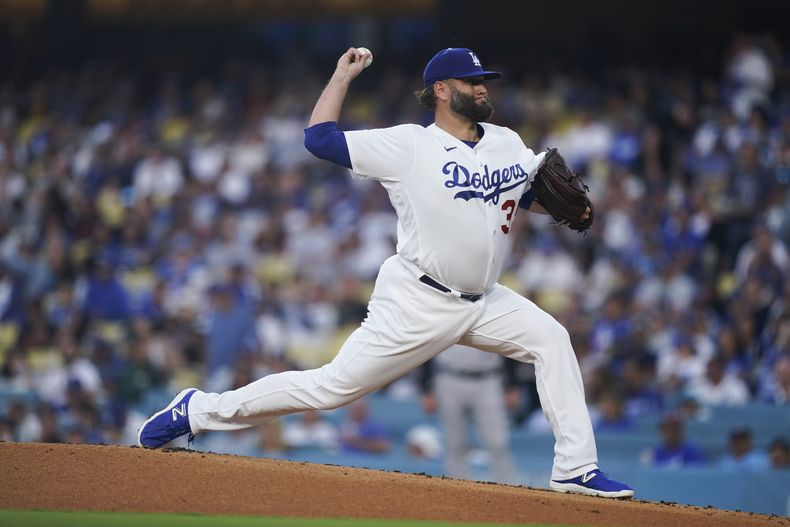 Lance Lynn, abridor de los Dodgers de Los Ángeles, hace un lanzamiento en el juego del viernes 11 de agosto de 2023, ante los Rockies de Colorado (AP Foto/Ryan Sun)