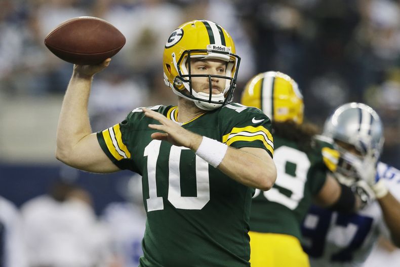 El quarterback Matt Flynn (10), de los Packers de Green Bay, realiza un pase contra los Cowboys de Dallas, en la primera mitad del juego del domingo 15 de diciembre de 2013, en Arlington, Texas. (Foto AP/Tony Guti&eacute;rrez)