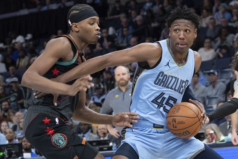 El escolta de los Wizards de Washington, Bilal Coulibaly, defiende contra el alero de los Grizzlies de Memphis, GG Jackson II (45), durante la primera mitad del partido de baloncesto de la NBA, el martes 12 de marzo de 2024, en Memphis, Tennessee. (AP Foto/Nikki Boertman)