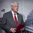 ARCHIVO - El miembro de más alto rango de la Comisión de Servicios Armados del Senado, Roger Wicker, senador por Misisipi., se reúne con reporteros en una conferencia de prensa en el Capitolio, en Washington, el 11 de enero de 2024. (AP Foto/J. Scott Applewhite, Archivo)