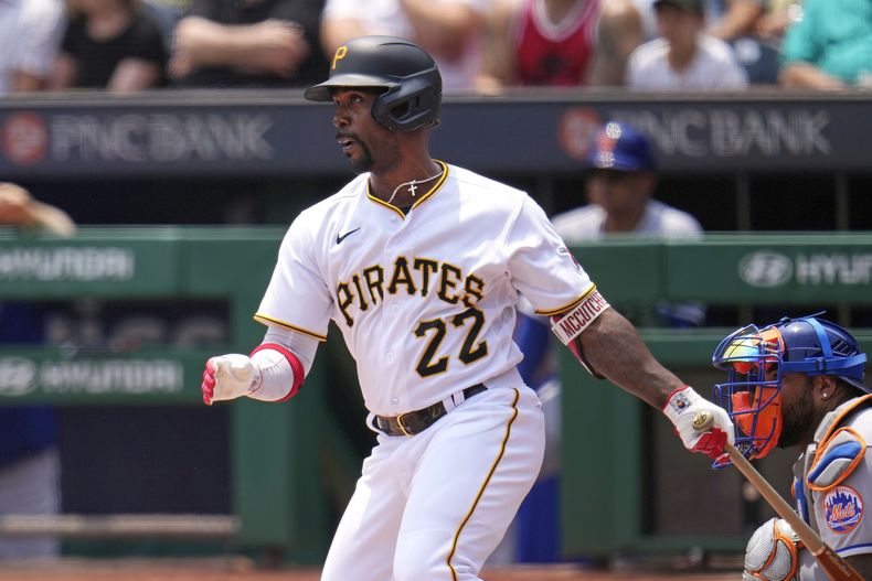 Andrew McCutchen de los Piratas de Pittsburgh tras conectar su hit 2.000 en las Grandes Ligas en el juego ante los Mets de Nueva York, el domingo 11 de junio de 2023. (AP Foto/Gene J. Puskar)