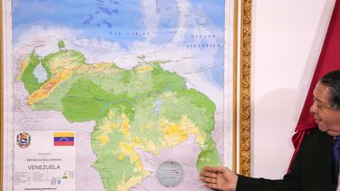 Hermann Escarra, presidente de una comisión venezolana sobre la disputa territorial con Guyana, junto a un mapa en que el Esequibo está integrado al territorio venezolano, en Caracas, Venezuela, el 8 de diciembre del 2023. (AP foto/Matias Delacroix)