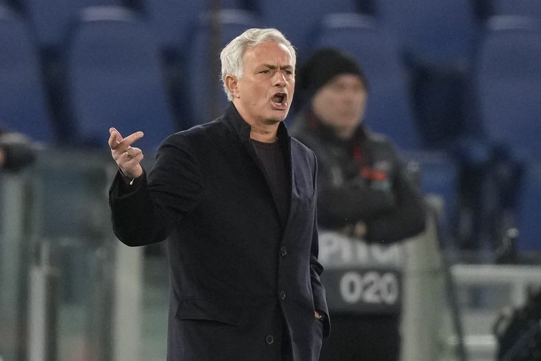 El técnico de la Roma Jose Mourinho le grita a los jugadores durante el encuentro ante el Sheriff en el grupo G de la Liga Europa el jueves 14 de diciembre del 2023. (AP Foto/Andrew Medichini)