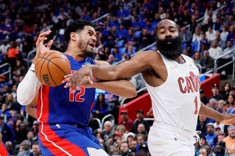 James Harden, base de los Cavaliers de Cleveland, despoja del balón a Tobias Harris, de los Pistons de Detroit, durante el quinto partido de las semifinales de la Conferencia Este, el miércoles 13 de mayo de 2026 (AP Foto/Duane Burleson)