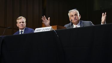 Integrante de la junta de la PGA Jimmy Dunne testifica junto al jefe de operaciones de la PGA Ron Price durante la audiencia del Subcomité de Investigaciones del Senado el martes 11 de julio del 2023. (AP Foto/Patrick Semansky)