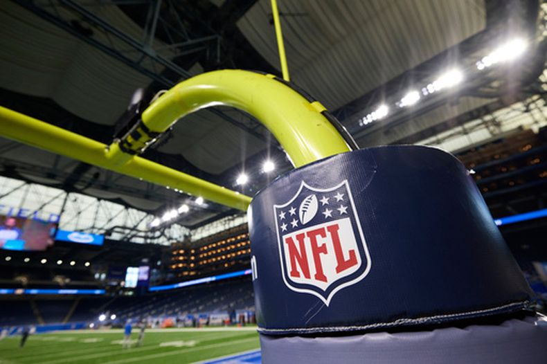 ARCHIVO - En esta foto del 13 de agosto de 2021, aparece el logo de la NFL en el poste durante un partido de pretemporada entre los Bills de Buffalo y los Lions en Detroit. (AP Foto/Rick Osentoski)