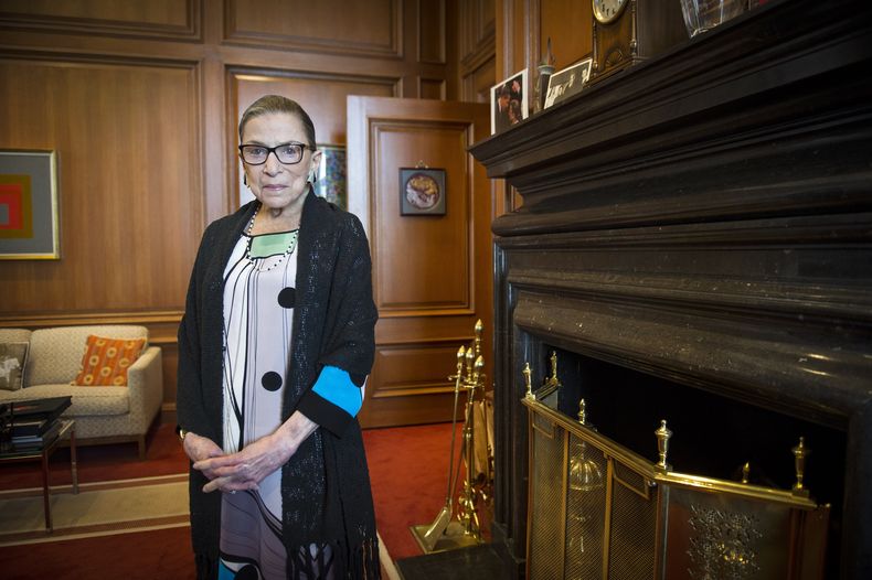 ARCHIVO - Esta imagen del 31 de julio de 2014 muestra a la magistrada Ruth Bader Ginsburg, dela Corte Suprema de Estados Unidos,. Ginsburg fue sometida a una angioplastia en la arteria coronaria derecha. Kathy Arberg, portavoz del tribunal, dijo que Ginsb