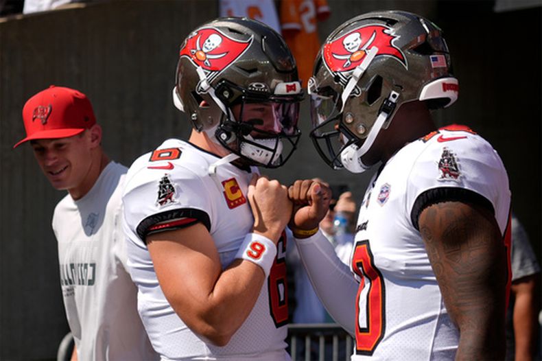 Los quarterbacks de los Buccaneers de Tampa Bay Baker Mayfield y Jalon Daniels en el campo en el calentamiento antes del encuentro ante los Bengals de Cincinnati el domingo 13 de septiembre del 2026. (AP Foto/Carolyn Kaster)