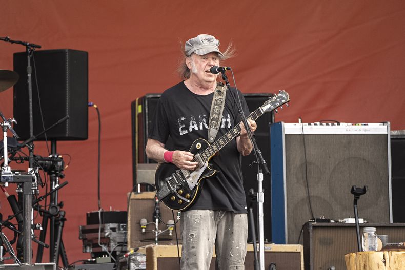 ARCHIVO - Neil Young, de Crazy Horse, se presenta durante el New Orleans Jazz & Heritage Festival el 4 de mayo de 2024. (Foto Amy Harris/Invision/AP, archivo)