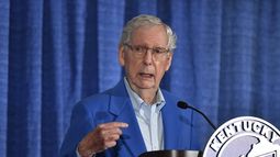 El líder de la minoría en el Senado, Mitch McConnell, republicano por Kentucky, durante una audiencia en la Feria Estatal de Kentucky, el jueves 22 de agosto de 2024, en Louisville, Kentucky. (AP Foto/Timothy D. Easley)