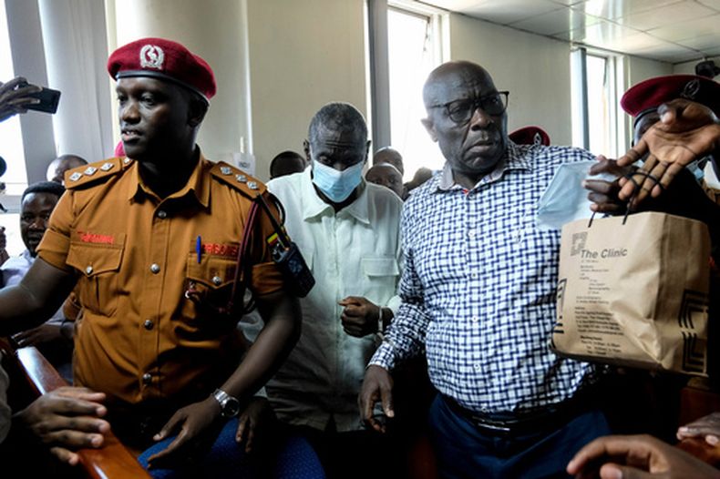 ARCHIVO - El líder opositor de Uganda y cuatro veces candidato a la presidencia, segundo por la izquierda, llega a una corte civil en Kampala, Uganda el 19 de febrero de 2025. (AP Foto/Hajarah Nalwadda)