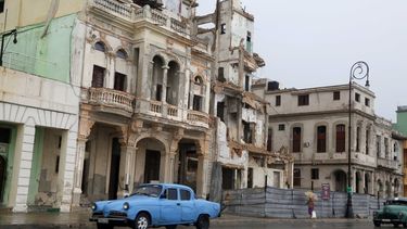 la habana vieja: el turismo se mezcla con vida cotidiana