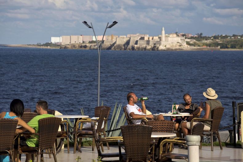 Turistas en el Hotel Nacional de La Habana, frente al Castillo del Morro.