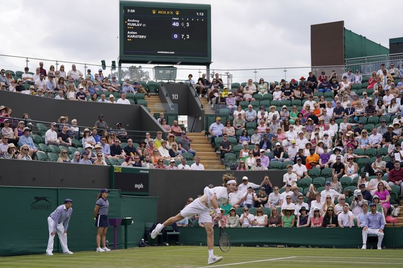 Andrey Rublev, de Rusia, saca frente a Aslan Karatsev, también de Rusia, en su partido de individuales en el torneo de Wimbledon en el Dia 4 de actividad, en Londres, el jueves 6 de julio de 2023. (AP Foto/Alberto Pezzali)