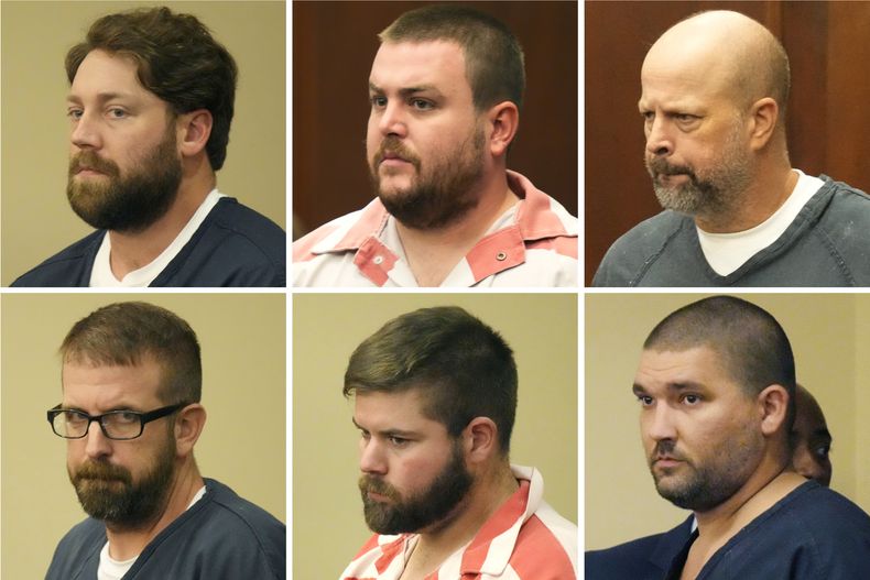 Los acusados de torturar a dos hombres negros en Mississippi. Desde la izquierda superior: los expolicías del condado Rankin (Mississippi) Hunter Elward, Christian Dedmon, Brett McAlpin, Jeffrey Middleton, Daniel Opdyke y el expolicía de Richland, Joshua Hartfield en el tribunal del condado Rankin en Brandon, Mississippi, el 14 de agosto de 2023. (Foto AP /Rogelio V. Solis)