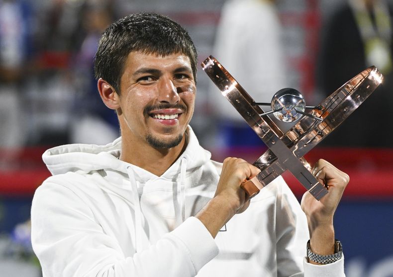 Alexei Popyrin, de Australia, posa con el trofeo que lo acredita como campeón del Abierto de Montreal después de derrotar a Andrey Rublev, de Rusia, en la final del torneo de tenis de Canadá, el lunes 12 de agosto de 2024, en Montreal. (Graham Hughes/The Canadian Press vía AP)