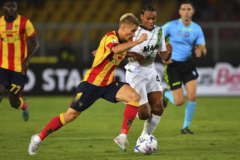 Pontus Almqvist del Lecce y Armand Lauriente del Sassuolo pelean por el balón en el encuentro de la Serie A el viernes 6 de octubre del 2023. (Giovanni Evangelista/LaPresse via AP)
