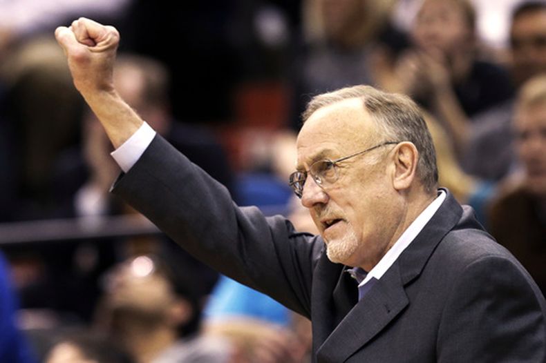 ARCHIVO - Rick Adelman, entrenador de los Timberwolves de Minnesota, celebrate un rebote defensivo de Ricky Rubio en la segunda mitad del juego de baloncesto de la NBA en contra del Thunder de Oklahoma City, el 29 de marzo de 2013, en Minneapolis. (AP Foto/Jim Mone, Archivo)