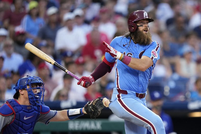 Brandon Marsh, de los Filis de Filadelfia, conecta un triple productor en el duelo ante los Dodgers de Los Ángeles, el jueves 11 de julio de 2024 (AP Foto/Matt Slocum)