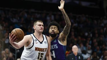 Jokic lleva a Nuggets diezmados a triunfo sobre Hornets