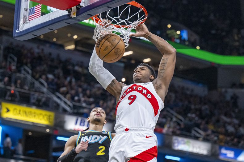 RJ Barrett (9), de los Raptors de Toronto, clava el balón durante la segunda mitad del juego de baloncesto de la NBA en contra de los Pacers de Indiana, el lunes 26 de febrero de 2024. (AP Foto/Doug McSchooler)