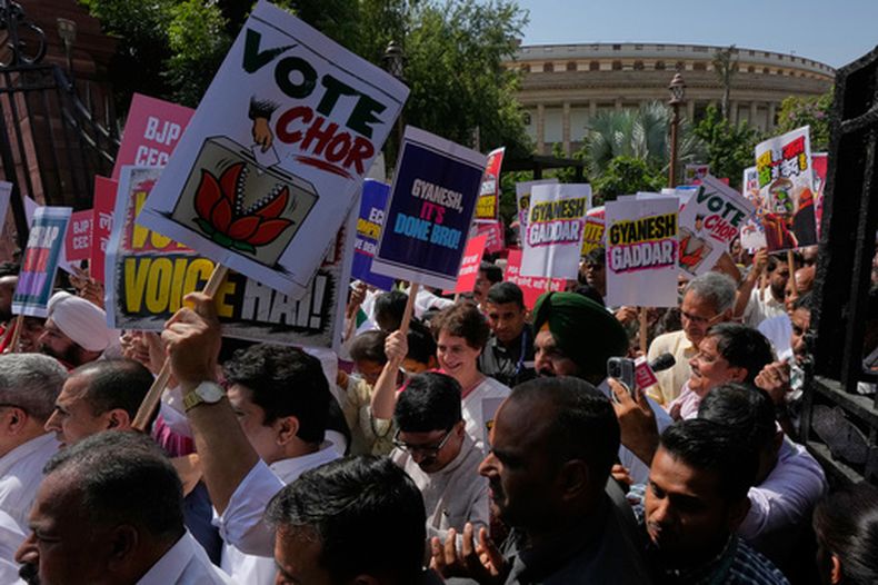 El líder del partido Congreso, Priyanka Gandhi Vadra, en el centro, y otros sostienen carteles mientras marchan durante una protesta organizada por partidos que demandaban la renuncia del jefe electoral del país de Gyanesh Kumar en Nueva Delhi, India, el martes 6 de octubre de 2026. (AP Foto/Manish Swarup)