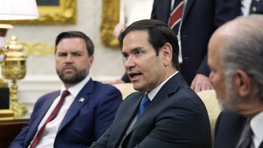 El secretario de Estado, Marco Rubio, habla mientras el vicepresidente JD Vance escucha durante una reunión entre el presidente Donald Trump y el presidente de Corea del Sur, Lee Jae Myung, en la Oficina Oval de la Casa Blanca, el lunes 25 de agosto de 2025 en Washington. (AP Foto/Alex Brandon)