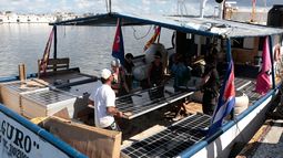 Activistas del buque Maguro, procedente de México, descargan paneles solares y otra ayuda humanitaria del convoy Nuestra América en el puerto de la bahía de La Habana, Cuba, el martes 24 de marzo de 2026. (Jorge Luis Banos/IPS vía AP, Pool)