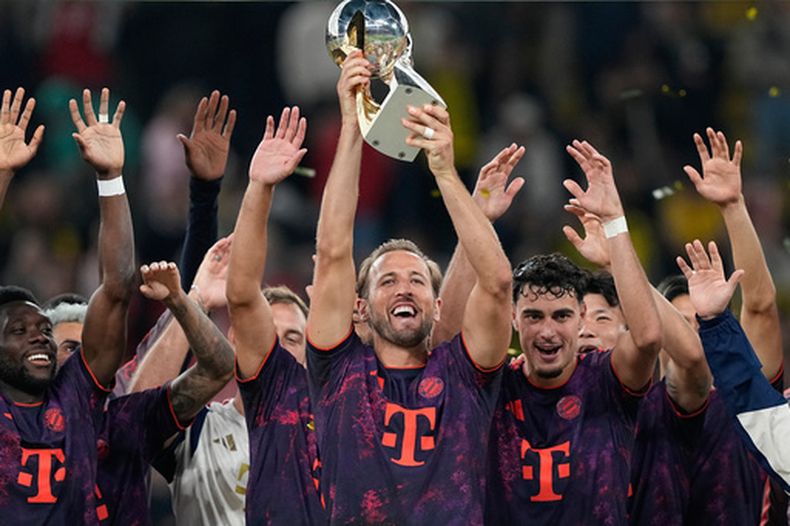 El delantero del Bayern Múnich Harry Kane alza el trofeo tras la victoria ante Borussia Dortmund en la Supercopa de Alemania, el sábado 22 de agosto de 2026, en Dortmund. (AP Foto/Martin Meissner)