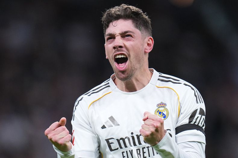 Federico Valverde, del Real Madrid, celebra tras anotar el segundo gol de su equipo durante el juego de fútbol de La Liga entre el Real Madrid y el Elche CF, en Madrid, el sábado 14 de marzo de 2026. (Foto AP/Manu Fernandez)
