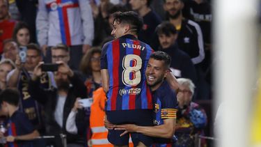 Jordi Alba (derecha) celebra tras marcar el gol que le dio al Barcelona la victoria 1-0 ante Osasuna en la Liga española, el martes 2 de mayo de 2023. (AP Foto/Joan Monfort)
